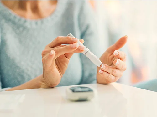 Persona mayor disfrutando de un paseo matutino